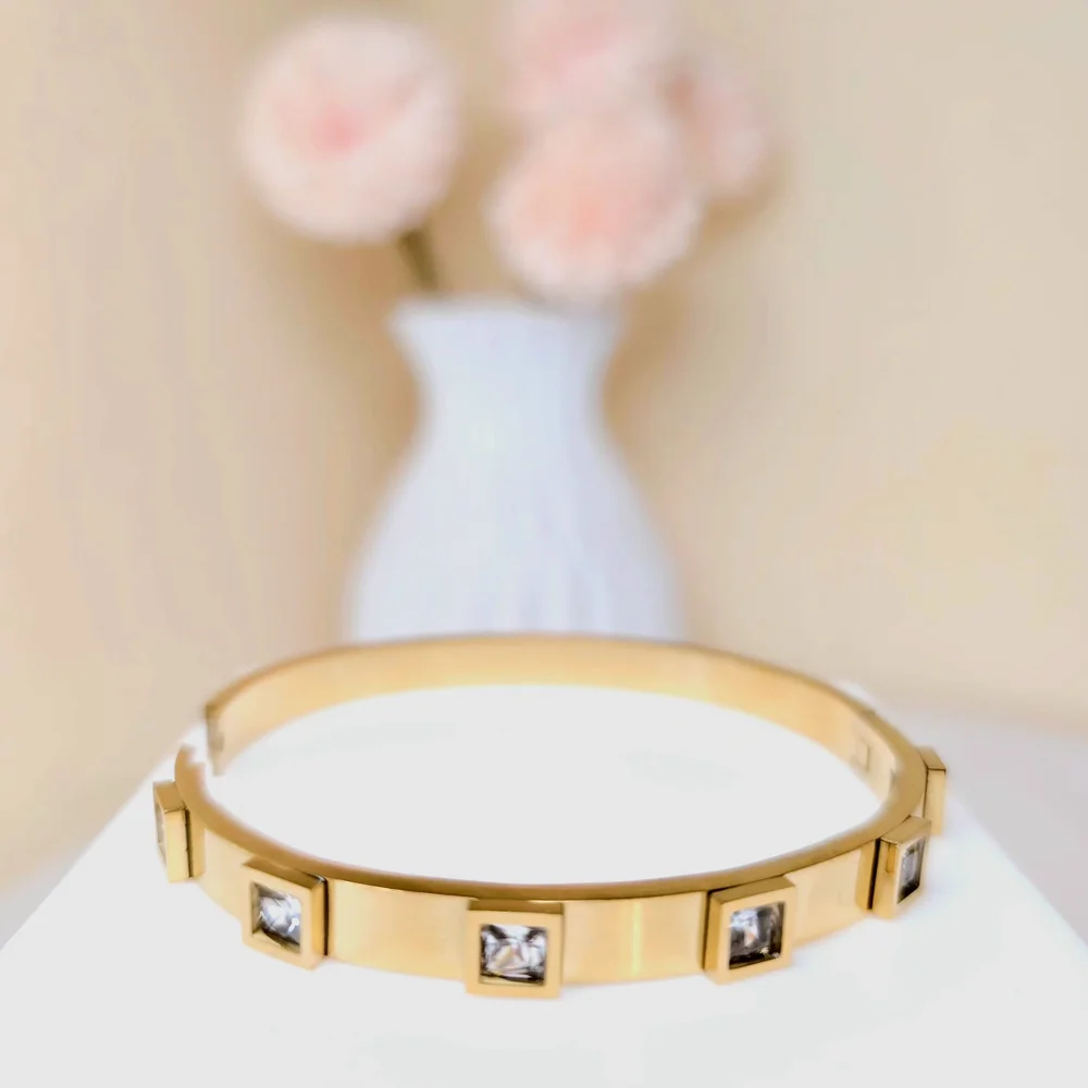 🏷NEW 18K Gold-plated Bangle Bracelet with‎ Crystal Accents
